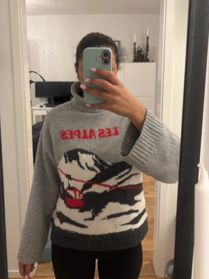 Hm tjocktröja  - Säljer min absoluta favorit tröja från hm som är slutsåld och svår att få tag på, då jag behöver pengarna det är stor, men den får plats med någon som bär med den är jätteskön och går med alla kläder på grund av att den är grå och ganska varm