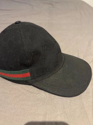 Gucci keps - Säljer Äkta gucci keps gammla modellen, inget fel på den, har inga tillbehör bara kepsen
