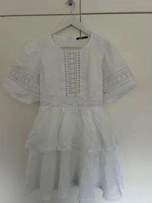 Vit klänning  - Säljer denna supersöta klänning från GinaTricot perfekt till studenten!🤗 Aldrig använd och prislapp sitter kvar. Hör av er vid frågor 💕