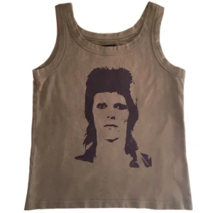 David Bowie band tröja/ graphic topp/ linne med tryck, 60s/ 70s/ rock - Olivgrönt linne med mörklila David Bowie tryck! (Obs! Sömmen är repad längst ner se sista bild)