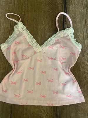 Rosa linne - Jättegulligt linne från Shein i storlek XS. Använt en gång, i princip helt nytt skick förutom att lappen är bortklippt.