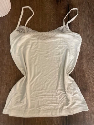 Vitt linne från Lager 157 - Vitt gulligt linne från Lager 157 med spetsdetaljer. Använt fåtal gånger. Går att använda både som pyjamas eller till vardags då den har ett väldigt skönt och mjukt tyg. Passar både en storlek XS och S!