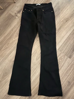 Svarta bootcut jeans - svarta jeans med bootcut low waist.