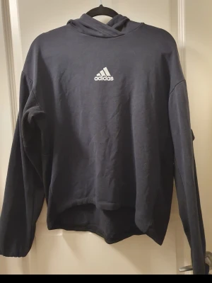 Adidas tröja - Adidas tröja med andningsbart material på sidorna 🌸