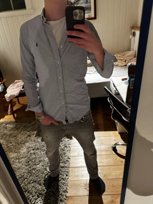 Ralph Lauren Skjorta - Snygg randig blå Ralph Lauren skjorta | Kanon skick | Modellen på bilden är 182 och väger 70 kg | P022