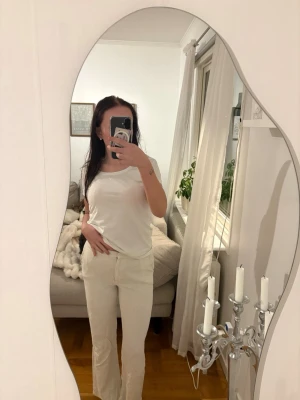 Beiga linnebyxor  - Säljer ett par beiga linnebyxor i storlek 38 från Nelly✨