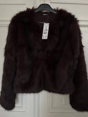 Gina Tricot fuskpälsjacka NY - Helt ny oanvänd pälsjacka (i fake päls) från Gina Tricot som är plommon färgad nästan vinröd men den är väldigt mörk inte alls färgglad. Storlek XS med prislapp kvar köpt för 500 och slutsåld på hemsidan 🤎🍒