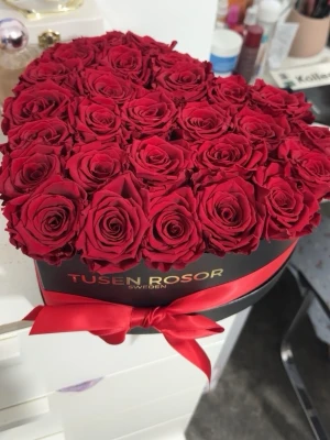 Hjärtlåda med röda rosor Tusen Rosor - Säljer en hjärtformad presentlåda fylld med röda rosor från Tusen Rosor. Lådan är svart med guldfärgad text och dekorerad med ett rött sidenband. Perfekt som alla hjärtans dag gåva eller dekoration. Ops!! Haft den bara i 1,5 månad inget mer! 🤍🤍