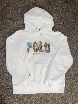 Vit broderad Ralph Lauren hoodie - Vit broderad hoodie från Ralph Lauren i storlek M, passar mer som S. Inga defekter, använd 1 gång, 10/10 skick. 