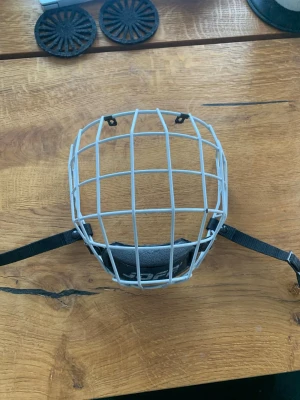 Vitt jofa galler L - Ett vitt jofa galler i storlek L. Gallret är i mycket bra skick då inge färg flaknat eller rostat förutom en punkt (OBS se sista bilden). 