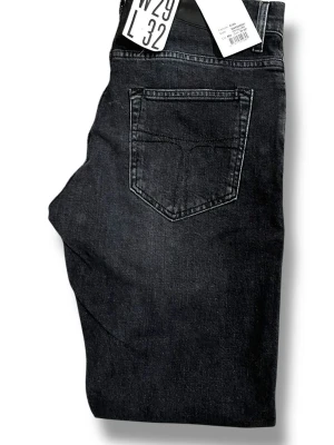 Nya Tiger of Sweden jeans - Tiger of Sweden jeans | Nya med tags Helt nya jeans från Tiger of Sweden, aldrig använda och med originaltags kvar. Modell: Pistolero Storlek: 29/32 Färg: Svart/Grå Kontakta oss gärna vid fler frågor eller om du vill ha mer information! LumeFashion