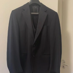 Sir of Sweden Kostym  - Tja! Nu säljer denna feta randiga kavajen från Sir of Sweden. Skick 10/10 inga synliga defekter. Storlek 48. Nypris ligger på 7000kr men säljs nu för endast 849kr. Hör gärna av er vid minsta fundering! 