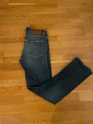 Mörkblå raka jeans med slitningar - Replay anbass! Waist 29, Length 32. Använda men är i mycket bra skick och inga defekter eller liknande. Har ni frågor så skriv så svarar jag så fort jag kan