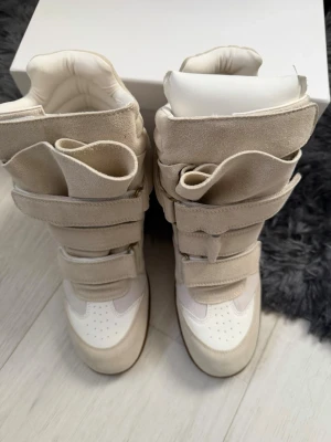 (38) Isabel Marant vita/krämfärgade snöstövlar - Size 38. Condition: just as new. 100% real, authenticated through Vestitiaire Collective :)