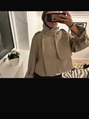 Kappa ull, hm beige, jacka - Fin kapp från hm strl M. Fin modell, perfekt till utgång, pris kan diskuteras!