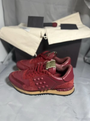 Valentino rockrunner  - Säljer dessa brand new rockrunners allt og, inga defekter 10/10 skick, passar 43