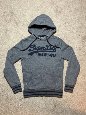 Superdry Hoodie - Grå Superdry Hoodie - Storlek: S - Pris: 599kr - Först till kvarn! 