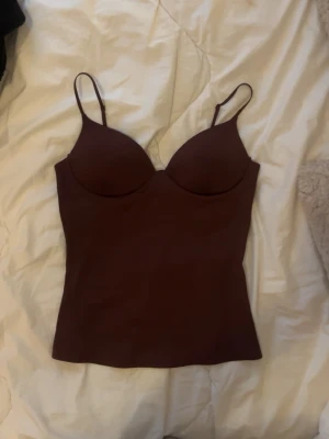 Brun topp från zara - Snygg och väldigt populär brun topp från zara💞 har två så säljer den ena, prislapp kvar och aldrig använd. storleken är m men skulle mer säga s 