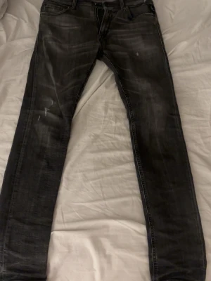 Gråa replay jeans med slitningar - Säljer mina gråa snygga replay jeans med slitningar storlek 29/32 