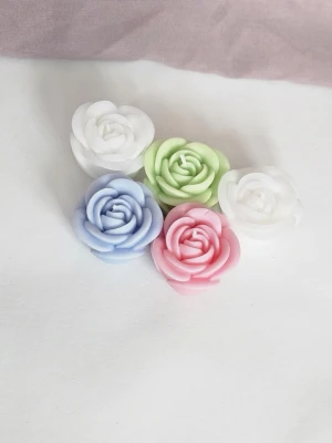 Baby Rose - Hemmagjorda ljus 🥰 finns i färgerna vit, rosa, blå, röd, brun och grön 🥰 Pris: 39:- eller 2 för 69:- ✨ skriv hur många ni vill ha och vilken färg ✨ 