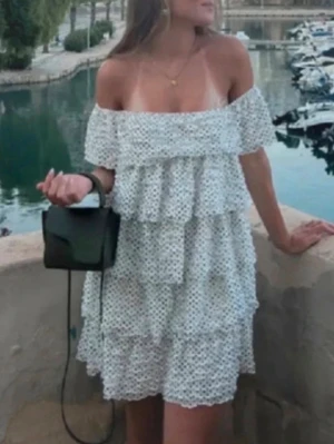 Prickig klänning  - Söt prickig klänning från Zara, storlek S❤️