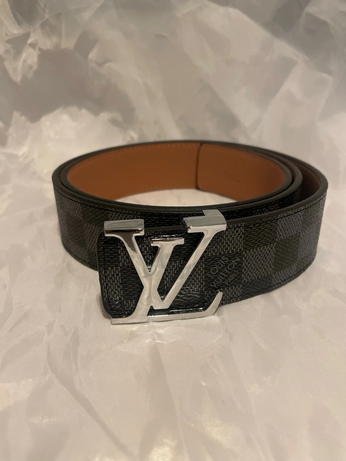 Svart grått bälte med silver spänne. 110cm