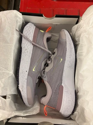 Nya Nike träningsskor  - Helt nya och oanvända Nike löparskor men lite extra grepp i sulan vilket gör dem perfekta för trail. De är grå/lila i färgen.  Nypris 2200. Kommer med lådan. Perfekta för gym eller löpning. Pris går att diskutera vid snabb affär. Hör av dig vid eventuella frågor eller funderingar 🤗😇