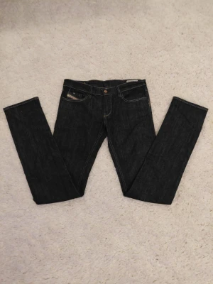 Diesel jeans - Diesel jeans I stl W28/L32 I färgen mörkblå I mycket bra skick.