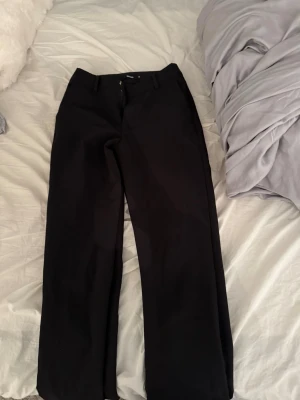 Kostymbyxor från bikbok - Säljer dessa snygga kostymbyxorna från bikbok. Dom är i stl 36 och är lite utsvängda och i mid waist. Säljs då dom inte används längre 🥰