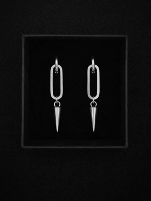 Silvriga örhängen med konformad detalj - Säljer ett par stilrena örhängen i silverfärg med avlånga länkar och hängande konformade detaljer. Örhängena har en modern och edgy design som passar perfekt till dig som gillar minimalistiska accessoarer.
