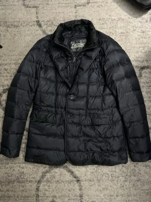 Marinblå dunjacka från Herno - Marinblå dunjacka från Herno i kavaj model i storlek M i mycket bra skick som är extremt unikt och nischat😍köpte in från care fo carl för 6899 och säljs för 2999! Mer frågor eller bilder är det bara att fråga🤩🤩🤩