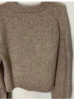 Beige stickad tröja - Oanvänd ifrån Gina i storlek S! Jätte bra skick och inga skavanker🥰