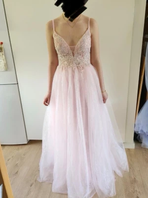 Rosa balklänning - Superfin ljusrosa och glittrig klänning från zapaka 💞 har sytts in i ryggen men passar som en storlek S med marginal för både mindre och större passform tack vare snörning. Jag är för referens 174cm 