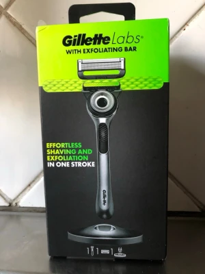 Gillette Labs rakhyvel med exfolieringsstång - Säljer en Gillette Labs rakhyvel med exfolieringsstång för enkel rakning och exfoliering i ett drag. Handtaget är i metall och svart plast med modern design. Förpackningen innehåller även ett magnetiskt ställ för smidig förvaring butiks pris ca 259;-