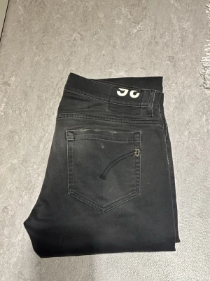 Dondup jeans - Svarta jeans från dondup. Modellen är George slimfit. W36 men sitter mer som 32-33 i sin höjd 34