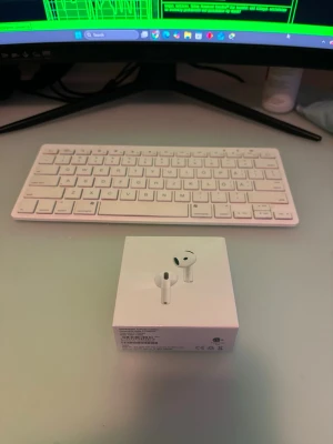 Apple AirPods 4 ANC   - Säljer ett par vita Apple AirPods med stilren och minimalistisk design. Hörlurarna är trådlösa in-ear-modeller i plast och levereras i originalförpackning. Perfekta för musik, samtal och vardagsbruk med smidig anslutning till Apple-enheter.