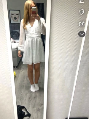 Studentklänning - Jätte söt klänning från bubbleroom, perfekt som bland annat studentklänning💞 Använd endast en gång (klänningen som ny). Pris går att diskuteras! Nypris: 700kr