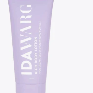 Ida Warg Rich Body Lotion 200 ml - Lila tub med Ida Warg Rich Body Lotion, 200 ml. En vegansk kroppslotion med djupt återfuktande formula. Perfekt för dig som vill ha mjuk och återfuktad hud. Snygg och stilren design som passar i badrumshyllan.