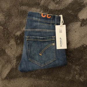 Dondup jeans - Dondup jenas i storlek 32 använd fåtal gånger har kvitto och tags kvar köpta för 3000kr. Super fint skick utan defekter. Mitt pris 1250kr. Hör av er vid frågor. Mvh Viktor 