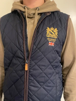 Morris väst - Säljer morris väst, bra skick, nypris 1999 kr. Ställ gärna frågor.