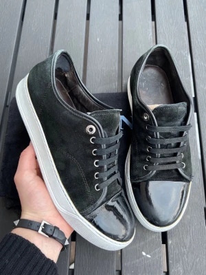 Lanvin - Hej! Säljer dessa sjukt feta lanvins! Size uk6/40-41! Skick 7,5/10! Nypris 5000kr. Garanterad äktehet (550+ nöjda kunder ✅) dustbag ingår! Varmt välkommen att köpa! Mvh 😊🤝