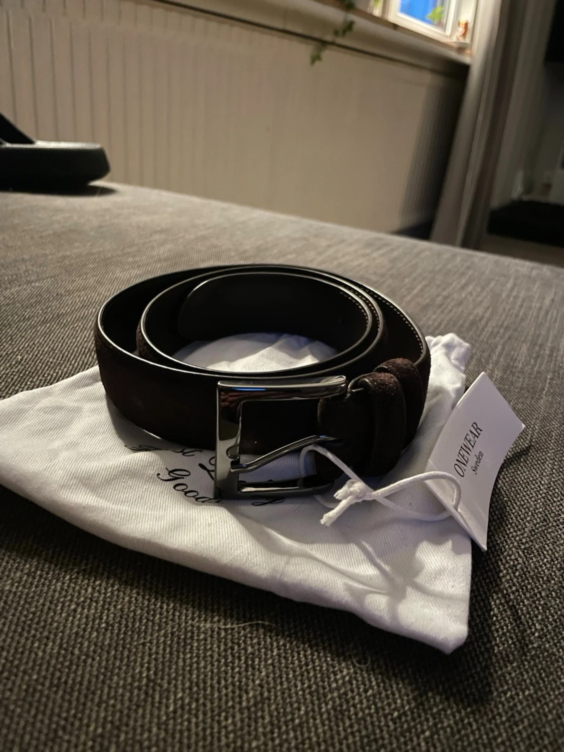 Mörkbrunt skärp i mocka 