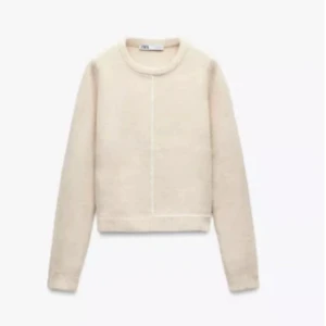 Beige stickad tröja från Zara - Snygg beige stickad tröja från Zara med rund hals och långa ärmar.  Som ny!🩷 Skriv om ni vill ha någon tydligare bild eller om ni har några frågor🩷