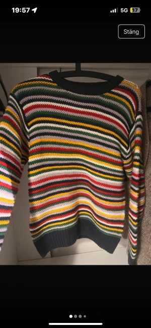 Randig stickad tröja i flera färger - den sitter väldigt bra. jag har faktiskt ingen aning vart jag har köpt den för att det var längesen. En av mina favorit tröjor btw men den passar inte mig längre:( Sticker inte på insidan