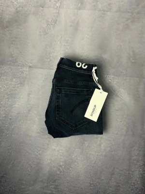 Helt nya dondup George jeans - Helt nya dondup George jeans | Size W29 | fraktar inom 24 timmar | för att köpa klicka ”köp nu” | vid frågor eller funderingar skriv en meddelande | följare får bättre rabatter🙌