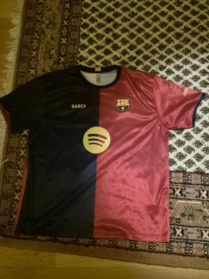 Fotbollströja - En fotbollströja i någorlunda gott skick, köpt utanför arenan innan en match mot Celta Vigo i fjol. Köpt för runt 650 kronor