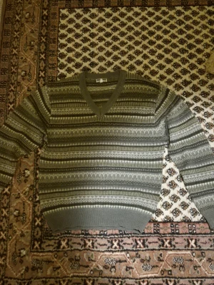 Stickad tröja - Stilren stickad tröja från Highlanders, köptes secondhand men har inte använts sedan dess.