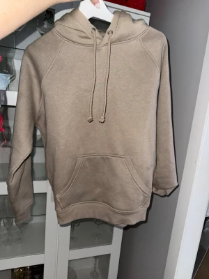 Hoodie Bikbok - Fin hoodie använd enstaka gång 🌸Khaki/brun i färgen