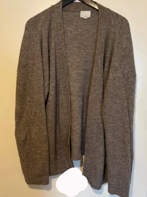 Stickad cardigan - Mysig ribbstickad cardigan med öppen front och avslappnad passform.