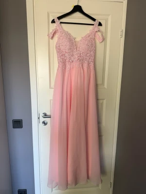 Rosa Balklänning  - Jättefin ljusrosa balklänning, köpt för 1800kr. Använd gång så den är som ny!